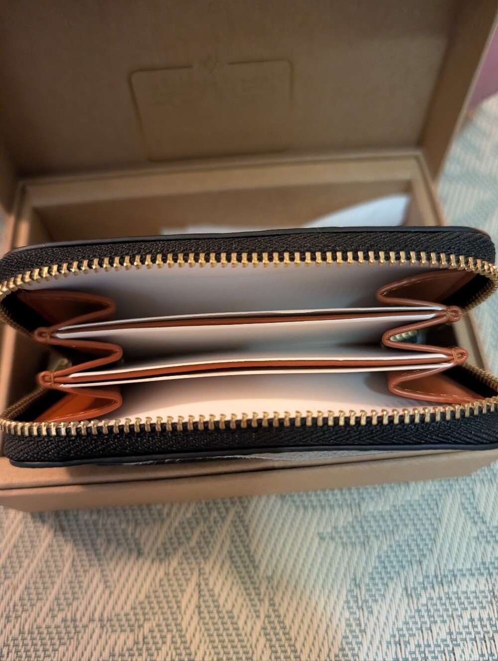 Sold Out Sold Coach Essential Zip In Pearlized Patent Leather Boxed - Picture 3 of 12